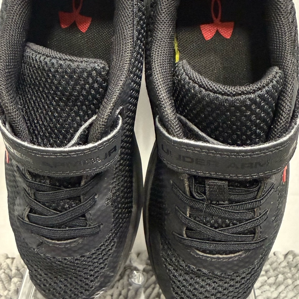 Under Armour UA PS Surge 2 Boy’s Size 1.5 Black Red Sneakers Athletic Shoes EUC - Picture 5 of 7